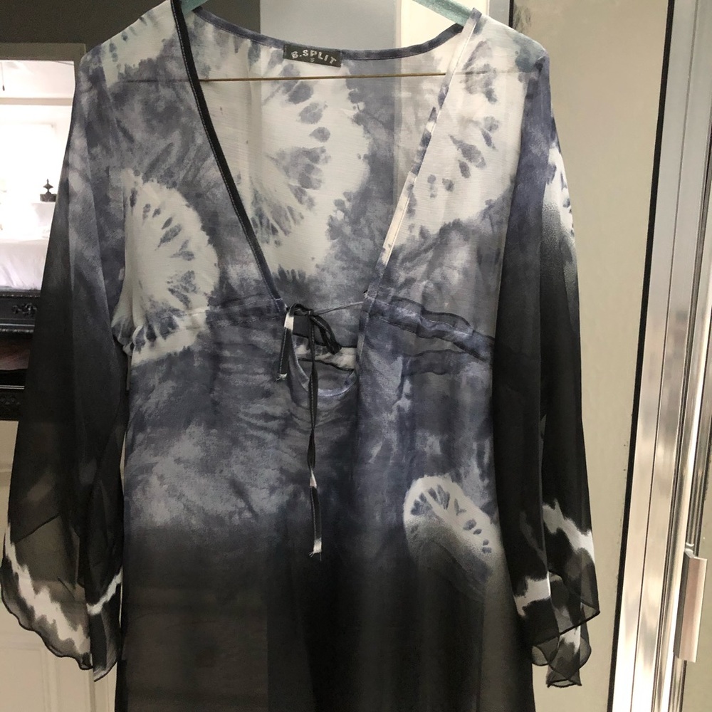 B. Split Black/white/gray bathing suit cover-up